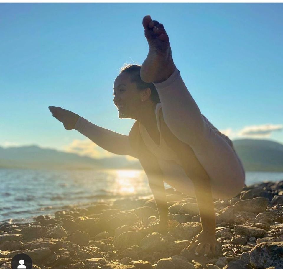 拉伸小腿后侧体式,空中瑜伽大腿后侧拉伸体式