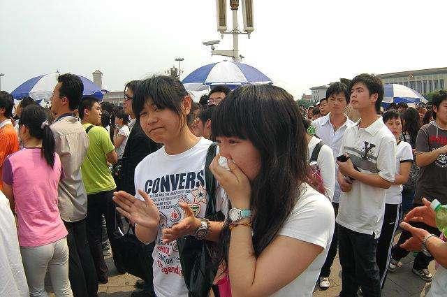 512大地震，总理哭了、央视主持人哭了、参加哀悼日的人民哭了
