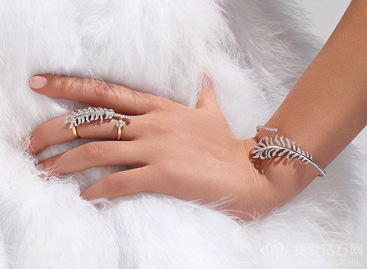 右手中指戴戒指的女生什么意思,女性右手中指戴戒指表示啥意思