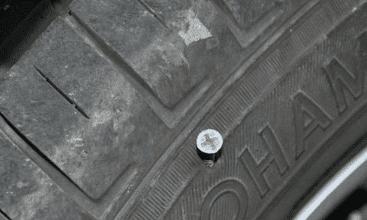 轮胎被钉子扎了还能正常使用,轮胎凹槽被钉子扎了怎么办