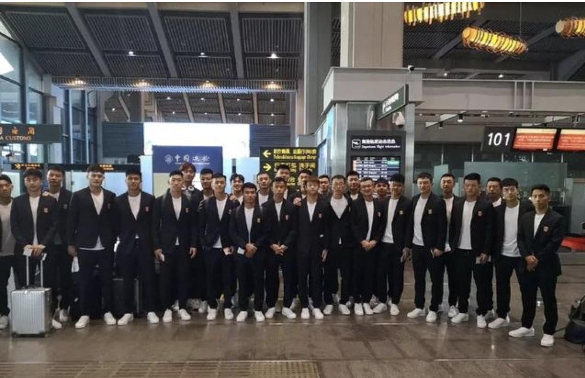 让人哭笑不得，国奥备战奥预赛遇到难题，只能靠颠球保持状态