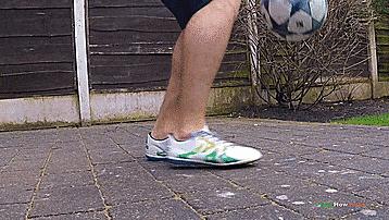 花式足球技巧之脚底停球,花式足球技巧之脚下转移大法