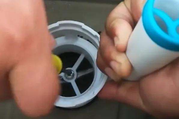 马桶水箱一直流水修理方法,马桶水箱一直流水修理去哪里找人