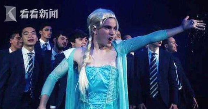 艾莎戴假发,爸爸艾莎