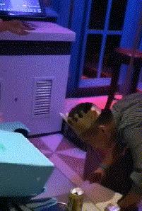 开心一刻gif下雨天,搞笑gif笑到肚子疼意外瞬间特辑