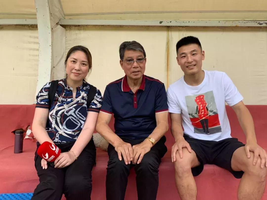 武磊从西班牙回来看望徐根宝视频,武磊回崇明基地看望恩师徐根宝