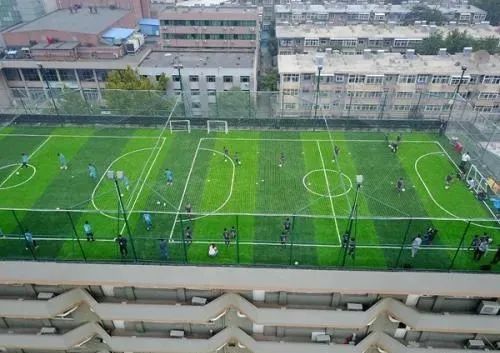 在顶楼天台打球,天台上踢球