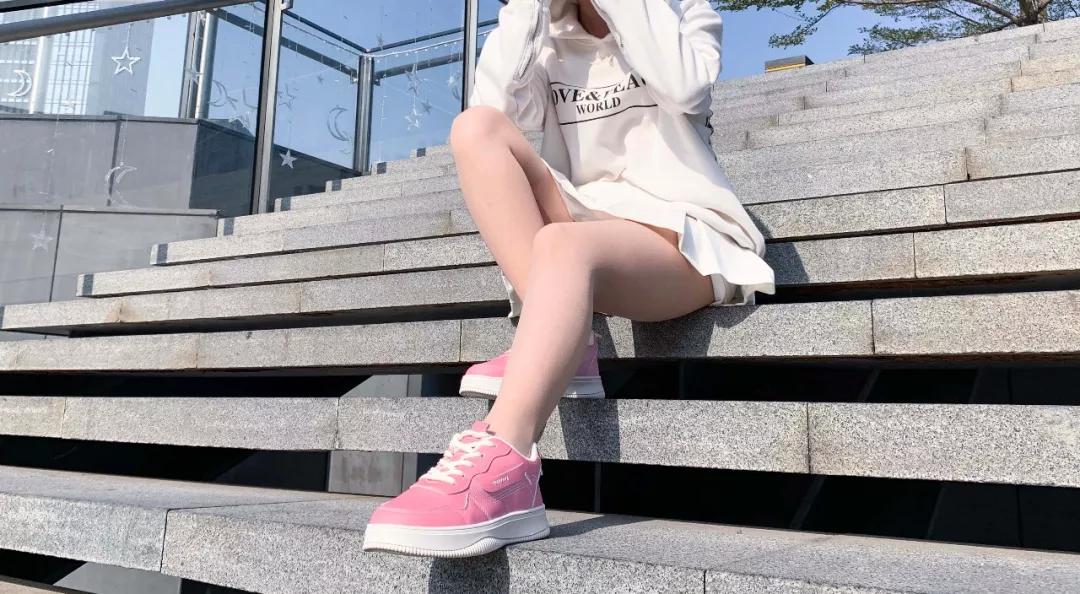 1秒就能变色的小白鞋，只要139元的价格，穿出两双鞋子的效果