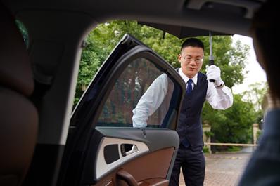 藏龙卧虎！揭秘豪华车司务员：手工炒茶远洋航海还有木雕艺术家