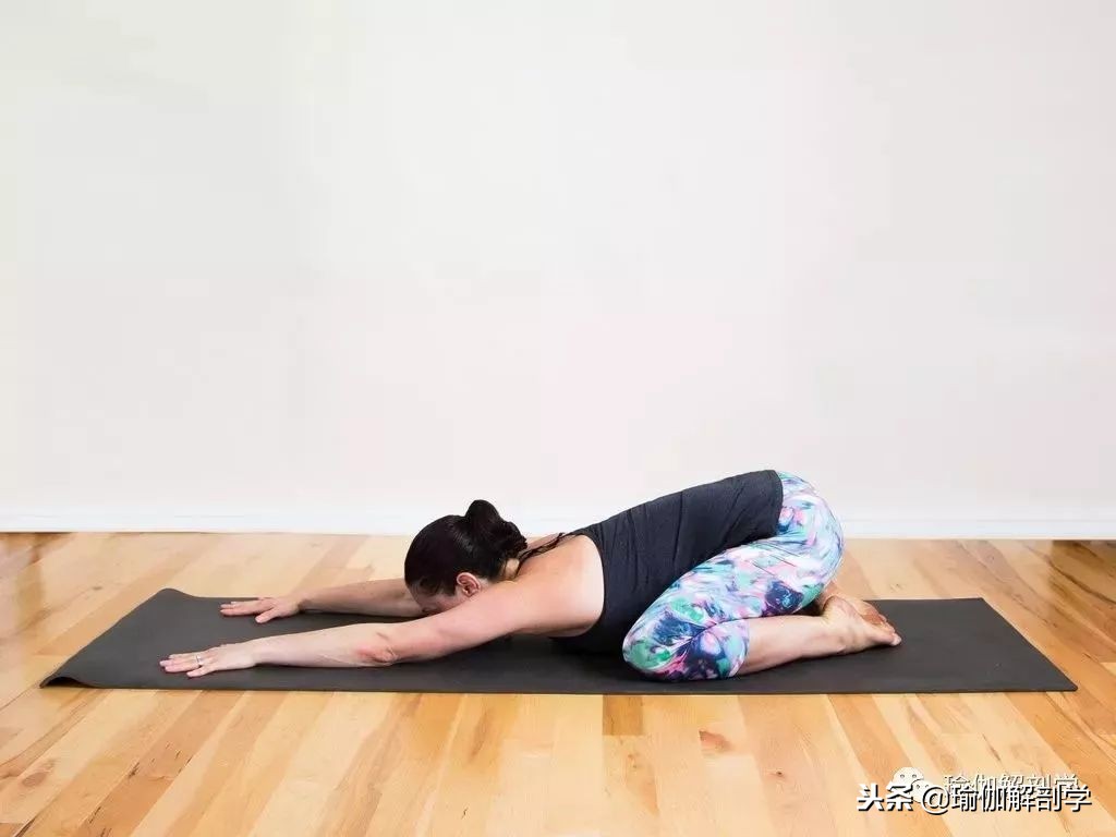 瑜伽拉伸动作30分钟初学者最简单,初学瑜伽拉伸的基本动作在家练习