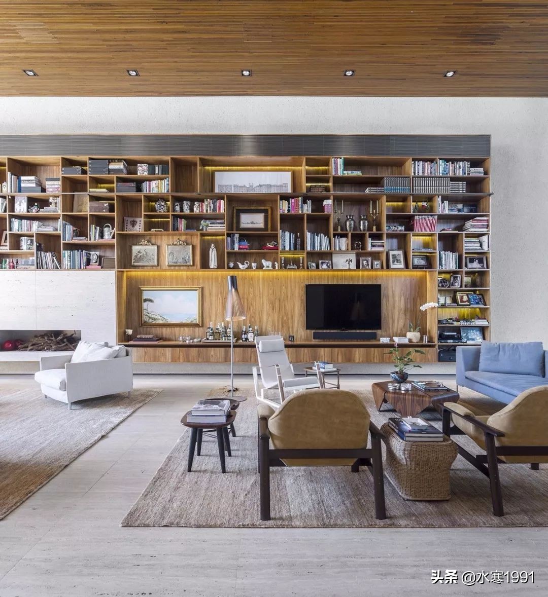 木饰面电视背景墙和隐形门设计,电视背景墙怎么设计让客厅显大