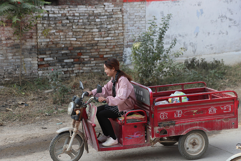 三轮车跟二轮车哪个实用性高,三轮车和四轮车比有什么优势