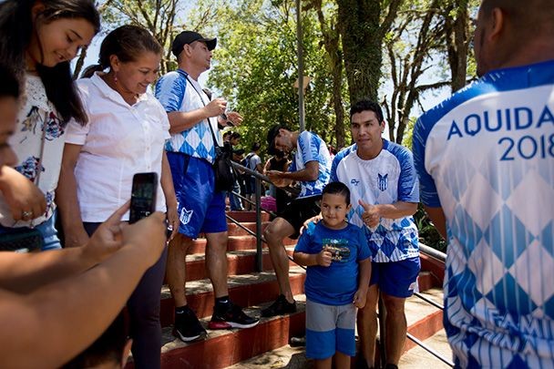 总有一些事情让你热泪盈眶,总有一个人能让你热泪盈眶