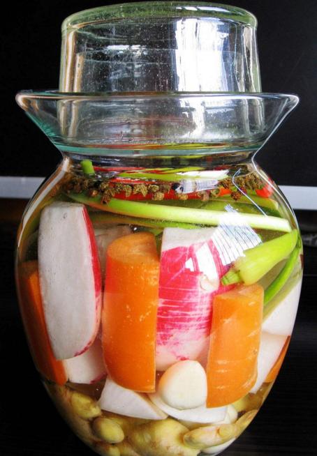 泡菜里面起白霉怎么消除,泡菜白花了还能继续泡菜吗