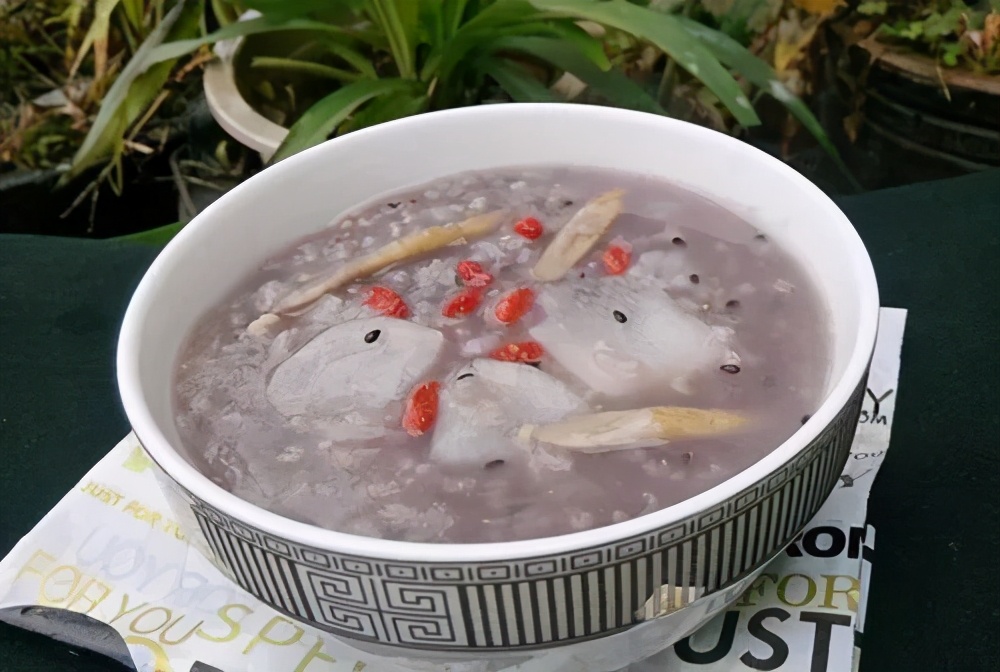 总是不停的出汗什么原因,老是流汗很少是怎么回事