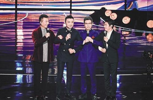 白岩松遭大学生抢麦怒怼,为武汉发声的白岩松