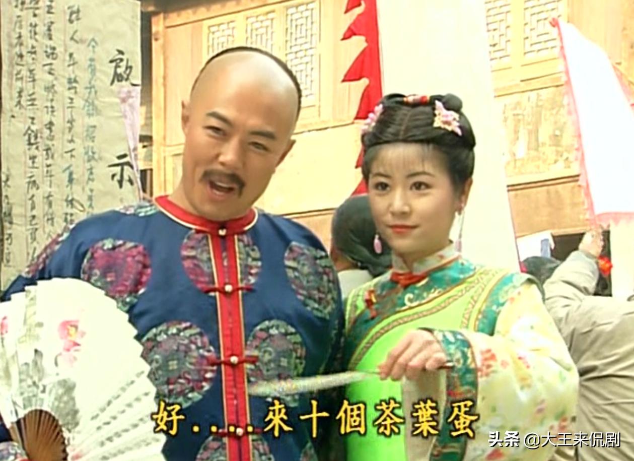 紫薇眼睛瞎了皇上派福伦找到紫薇,紫薇替皇上挡刀知府来救驾