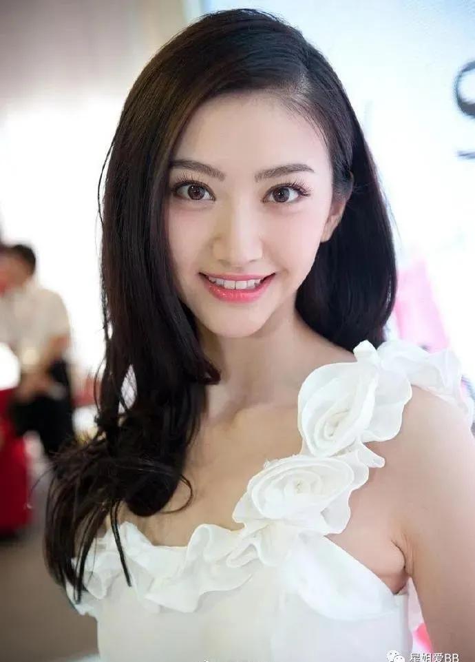 网上关于她整容的传闻屡见不鲜,自曝八年整容史