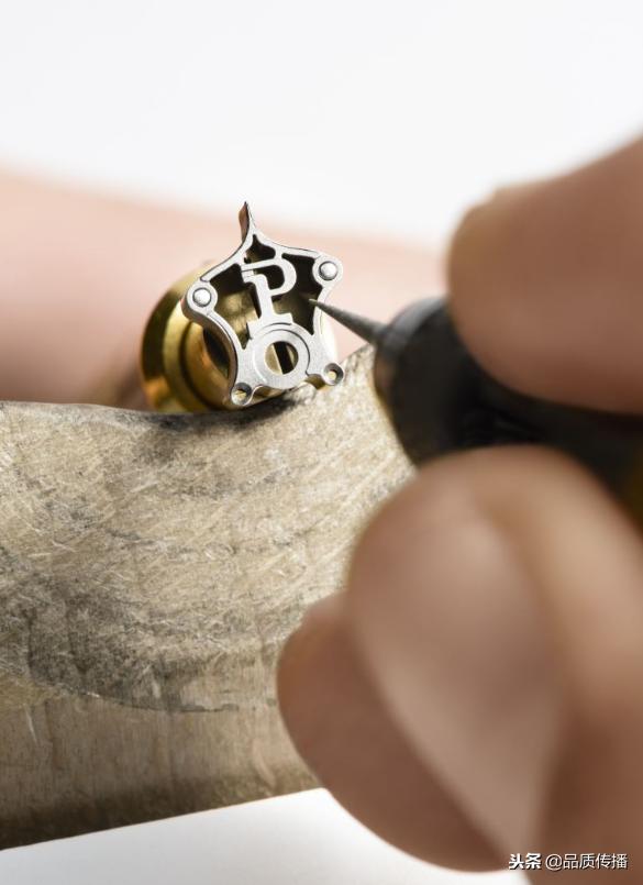 冬季严寒练兵备战,康斯登对比积家