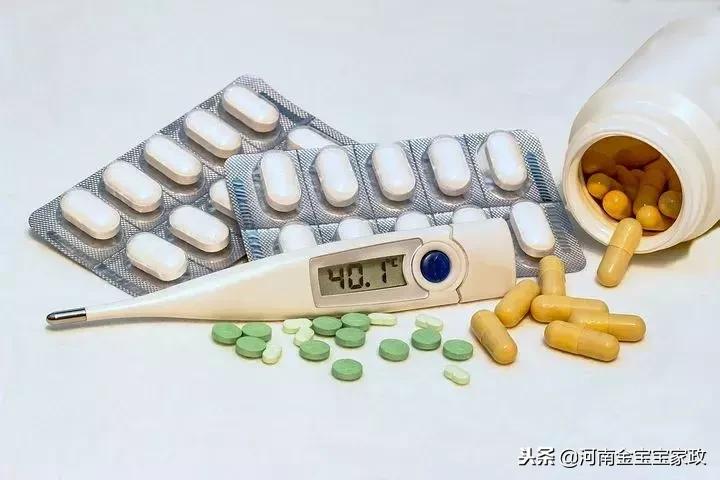 打完疫苗三天后发烧吃退热药,婴儿打疫苗后发烧能吃退烧药吗