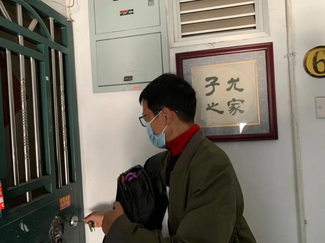 我们在他墓前读诗,纪念这个14年前离世的少年