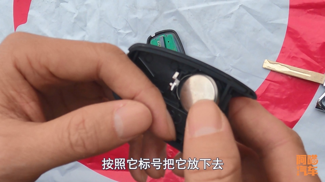 车钥匙没电了花五块钱就能解决,车钥匙没电用这个方法不花1分钱