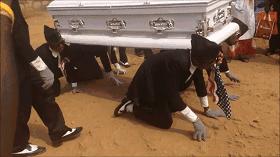 黑人抬棺魔性舞蹈爆红！1番话却矛盾：我最爱梅西巴萨主席很棒