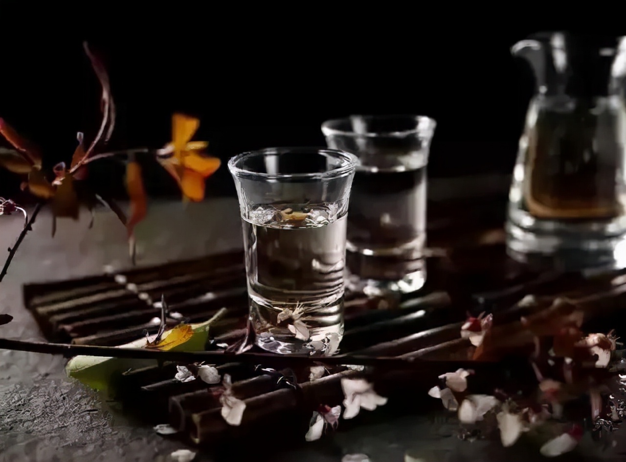 同为烈性酒为何伏特加出口全球,为什么伏特加和威士忌那么便宜