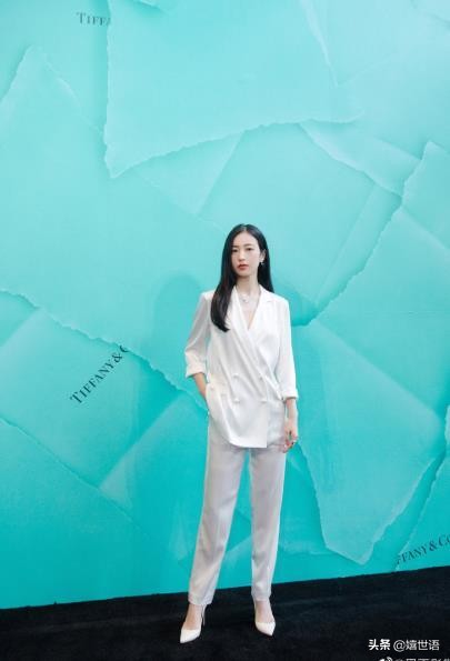 周雨彤穿板鞋图片,周雨彤spell牛仔裤穿搭