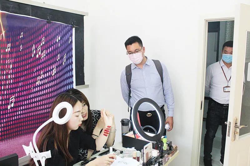 郑州易亚信息技术有限公司段长春总经理一行到我校洽谈交流