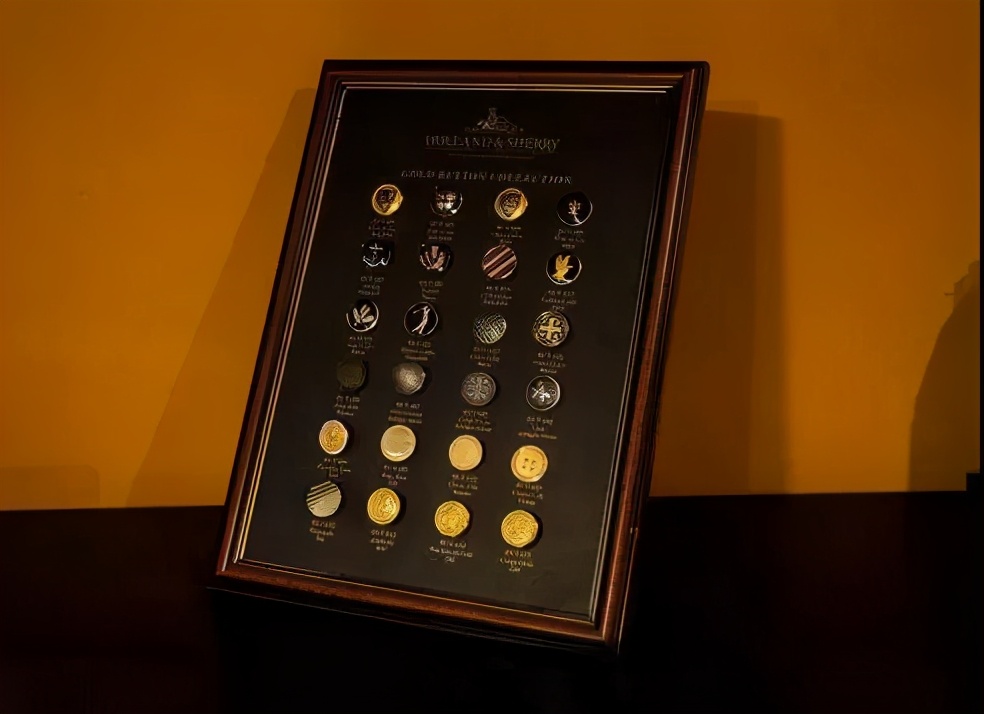 两粒扣西服扣子一般扣哪一粒,西服纽扣在不同场合的扣法