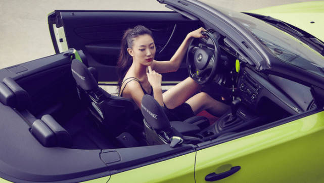 “抹茶味”宝马一系，车模大展御女风，车内容不下这大长腿