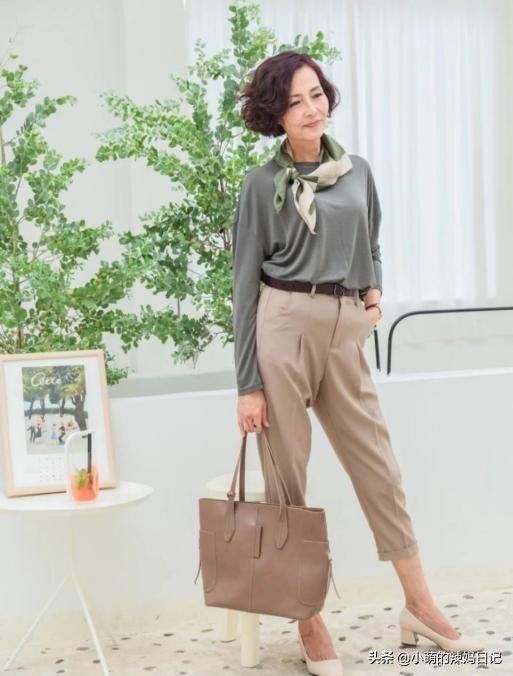 35岁女人穿搭今年流行的修身裤子,外翻直筒阔腿裤穿搭50岁女人