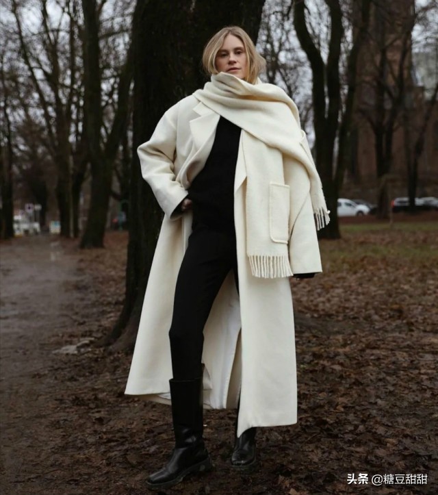 穿睡袍大衣配长筒靴气场全开,白色靴子大衣有腰带穿搭高级感
