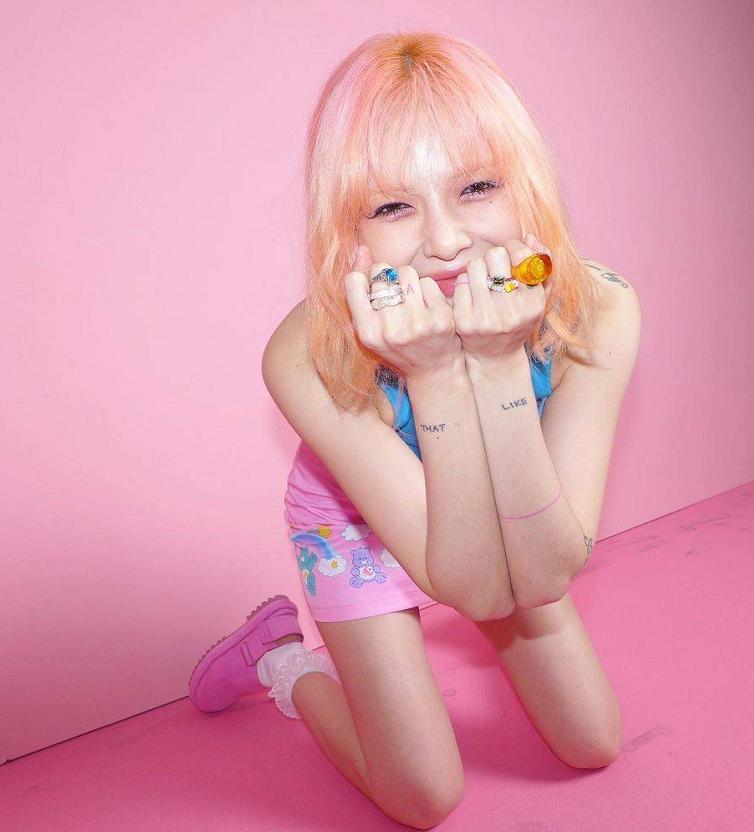 金泫雅穿黑色牛仔衣,金泫雅黑色格子衣服