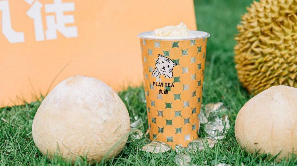 椰椰奶冻茶，会抖臀！1秒卖出1000+杯，有人开货拉拉来买…
