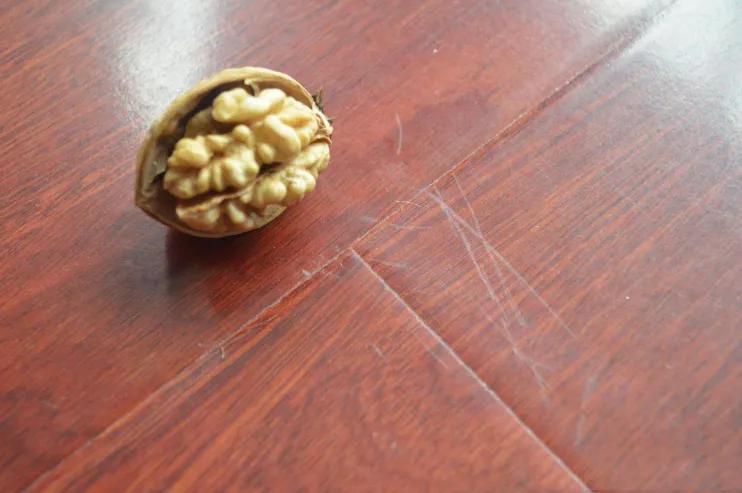 木地板划痕修复可以用砂纸打磨吗,木地板上的黑色划痕印怎么去除