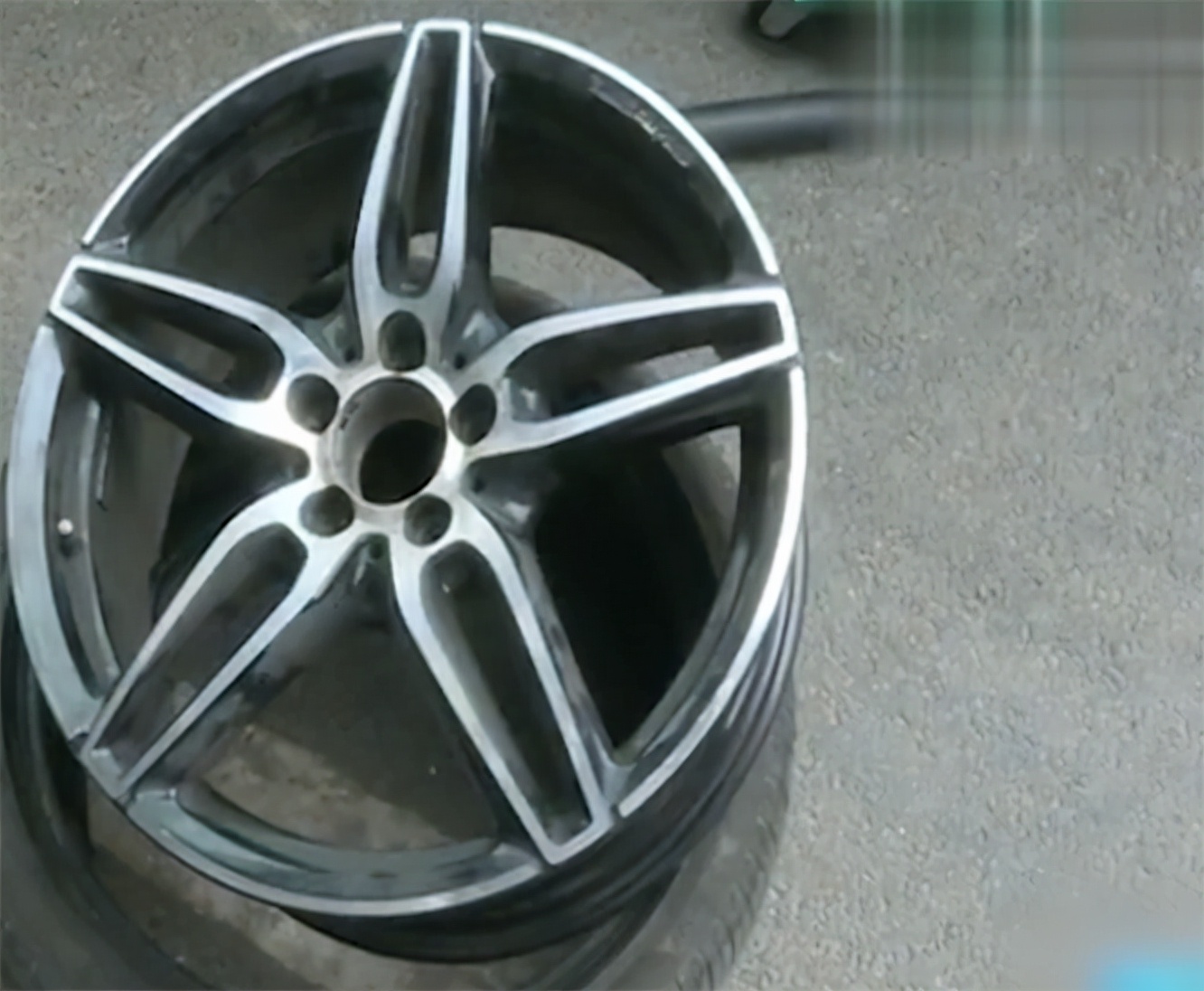 奔驰女爆胎后续,奔驰爆胎7次不能压井盖