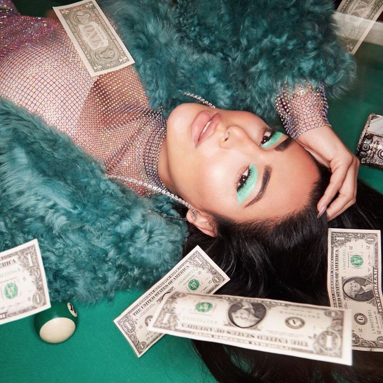 最流行显白的微潮色低调,显白又适合素颜的潮色