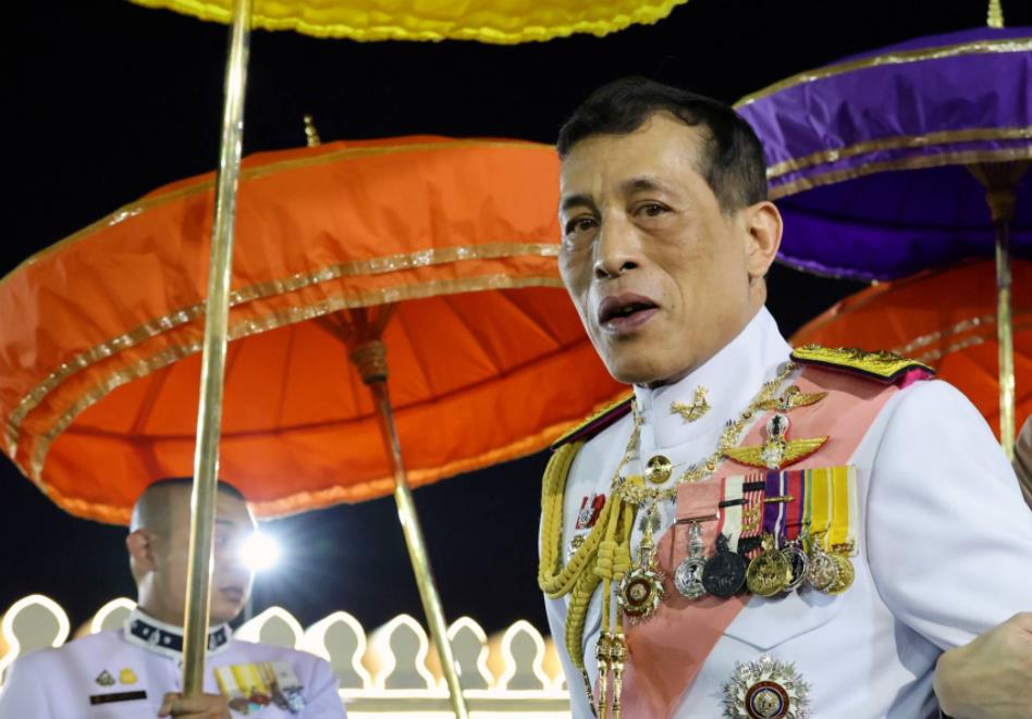 泰王为玉佛更衣,泰王给玉佛换装