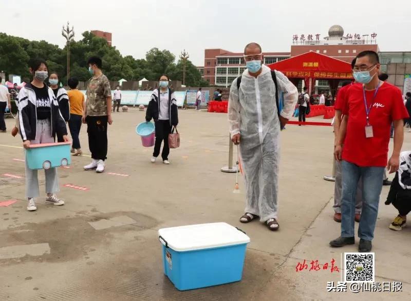 仙桃学生神兽归笼视频,神兽归笼小学家长开心到模糊