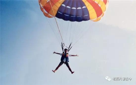 黄家驹罕见的老照片，图4与兄弟登长城，图7是他深爱过的女人