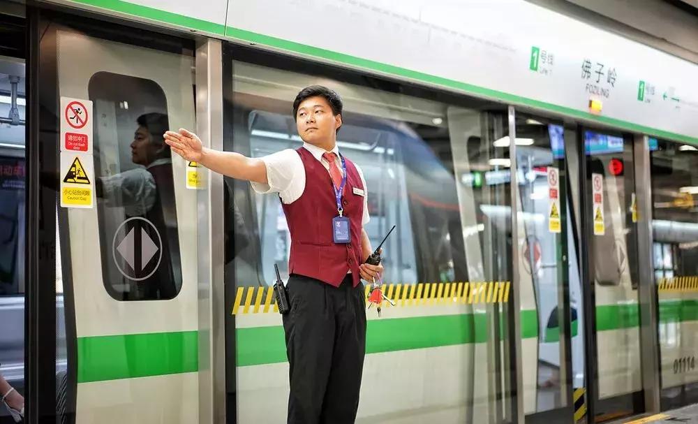 地铁站务员上班真实工作情况,北京地铁站务员的一天
