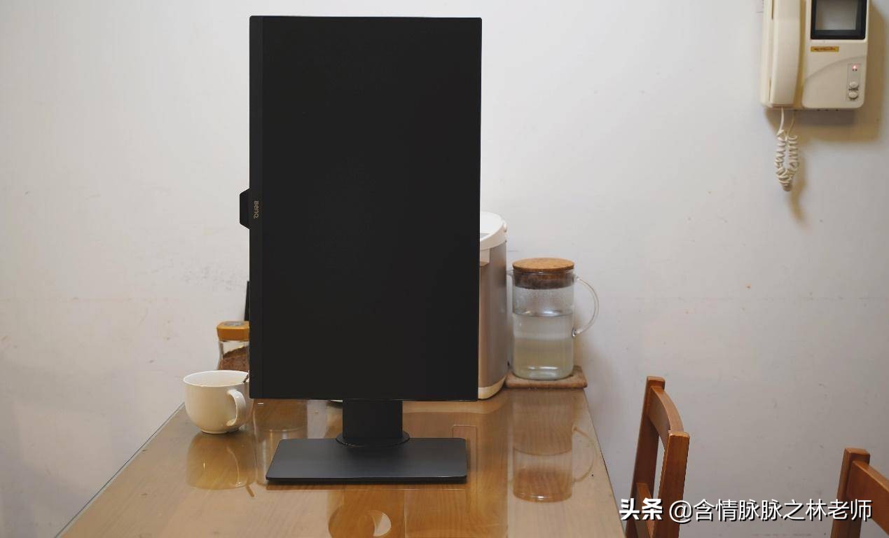 办公桌面打造,笔记本桌搭外接显示器精致布局