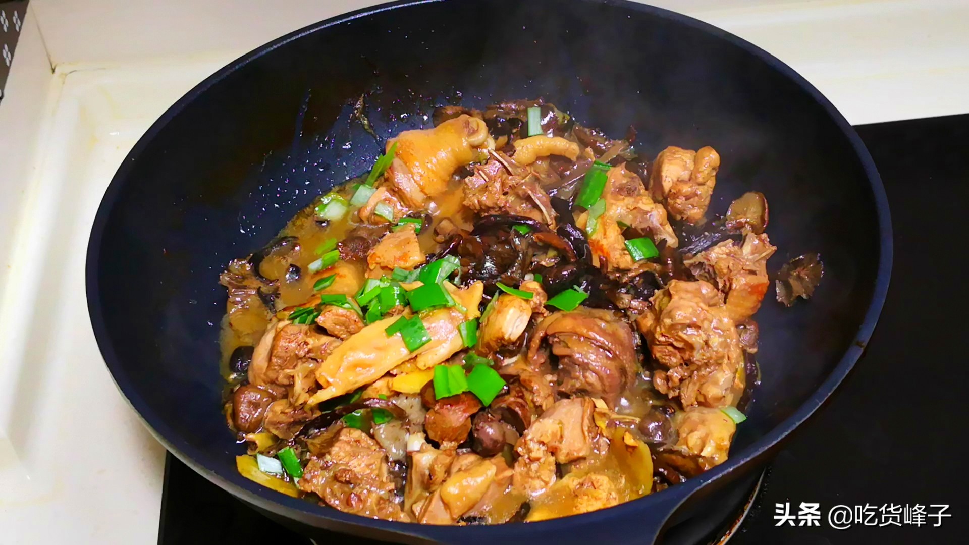 炖鸡时有人烧水有人直接炖,炖鸡时有人先焯水