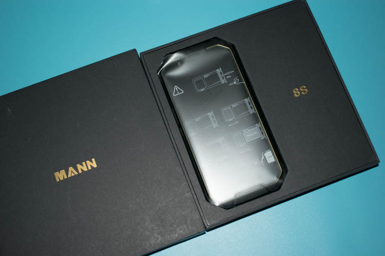 手机掉水里当场拿起来,手机掉入水中还可以正常使用