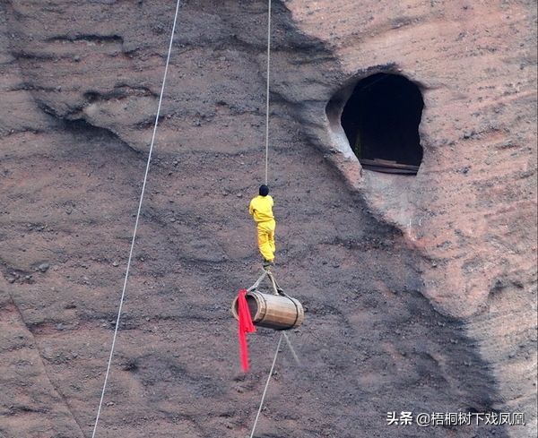 悬崖绝壁的坟墓是怎么修建的,悬崖峭壁上的棺材是怎么上去的