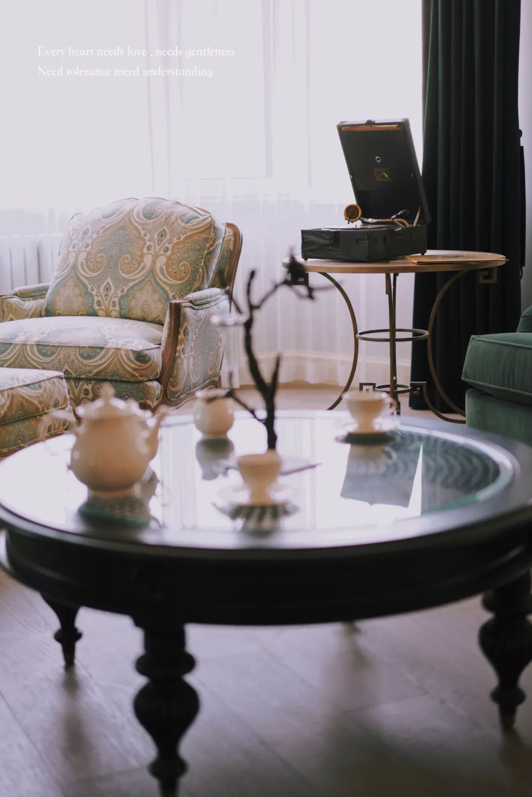 墨绿和酒红色搭配效果,墨绿色和红色搭配极简风