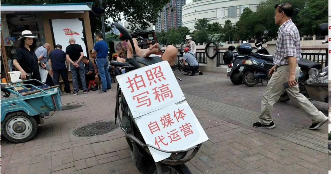 快过年了摆地摊做什么小生意好点,快过年了摆地摊卖什么合适