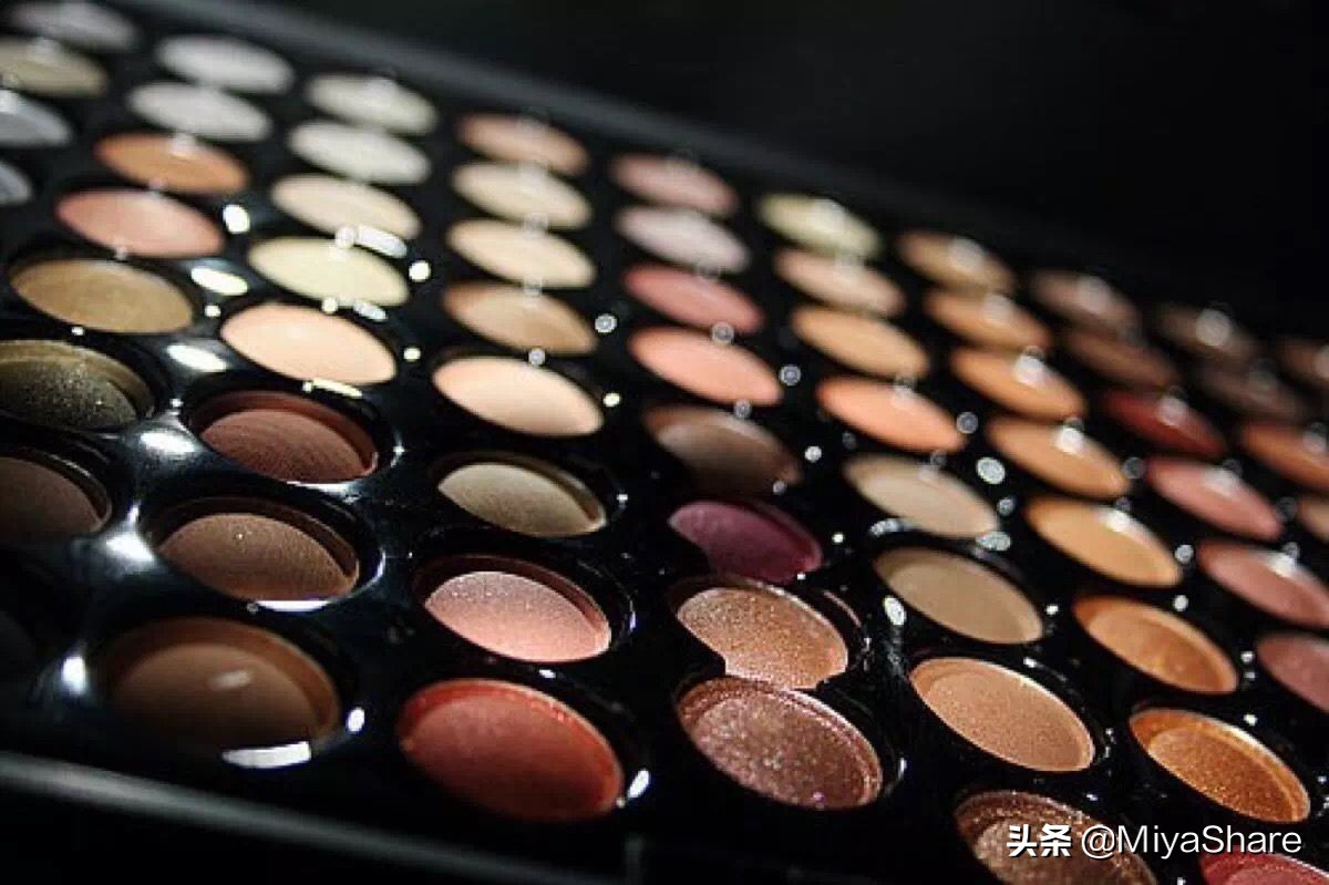 眼影画法首先选择颜色深的眼影,新手眼影入门画法和眼影配色